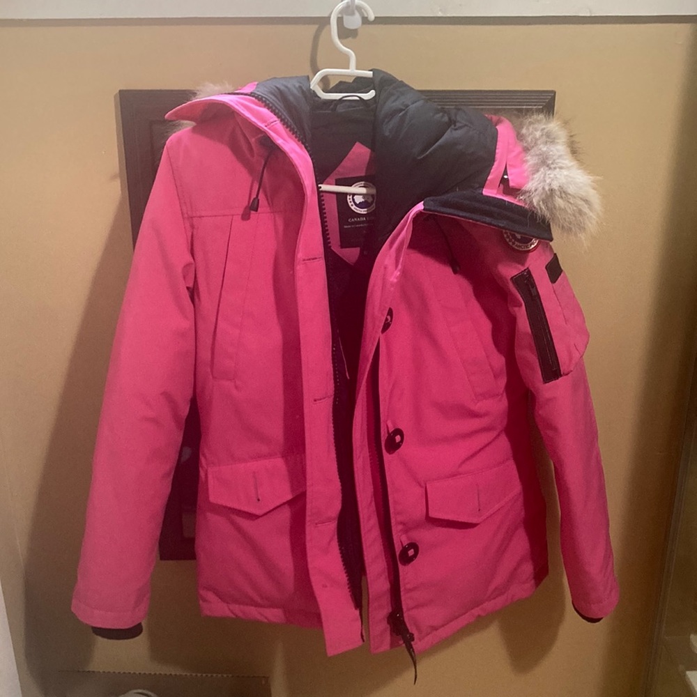 Women’s medium summit pink Montebello Parka - in excellent condition asking $750